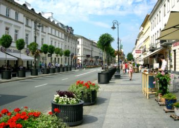 Ulice handlowe w Warszawie i Krakowie
