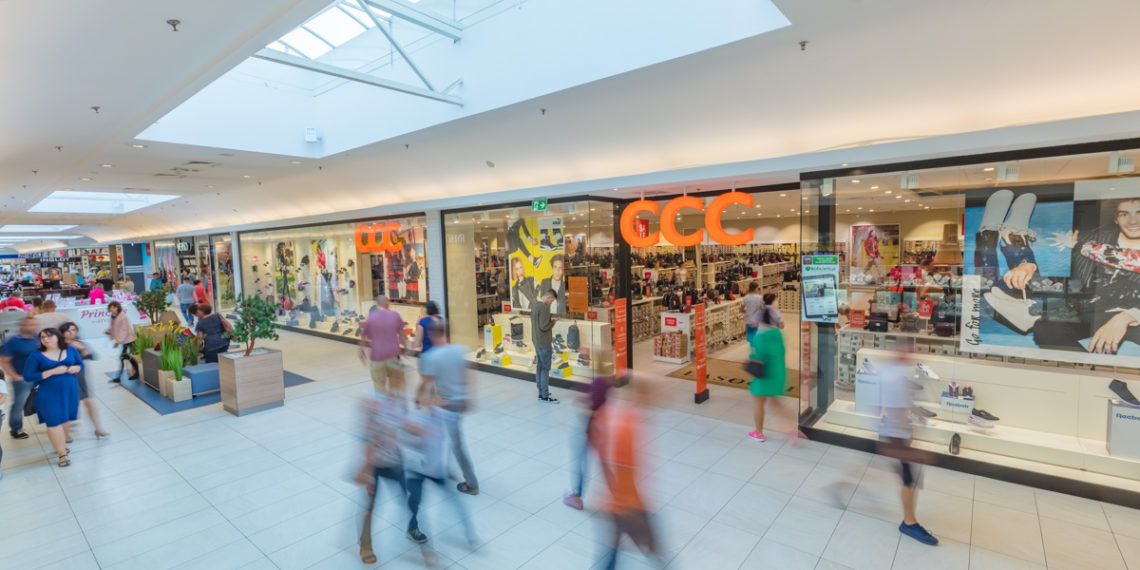 Ponad połowa Polaków robi zakupy na letnich wyprzedażach