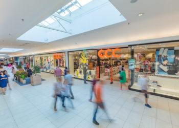 Ponad połowa Polaków robi zakupy na letnich wyprzedażach