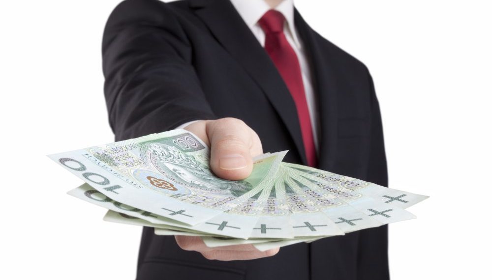 Wyższa pensja minimalna – komu się opłaca?