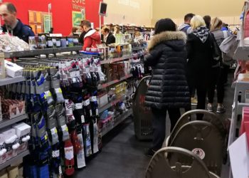 Zacofanie technologiczne utrudnia pracę w sklepach odzieżowych. Klienci mogliby być obsługiwani szybciej