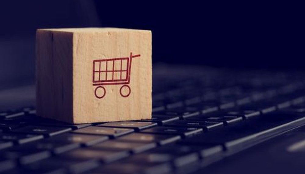 Najwięcej online wydajemy na odzież i obuwie