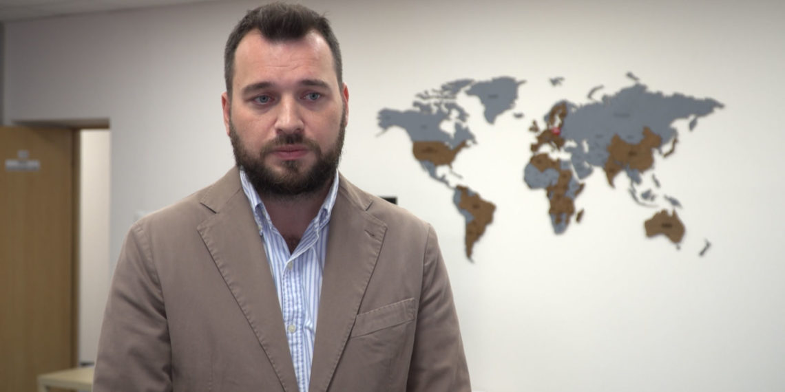 Otwarcie sklepów i galerii handlowych pozwoli gospodarce złapać oddech. Gastronomia i turystyka muszą czekać na szczepionkę