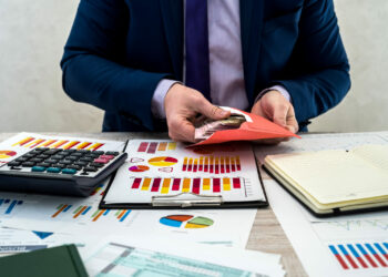 Jak pandemia wpłynęła na oczekiwania i poziom wynagrodzeń w poszczególnych branżach?