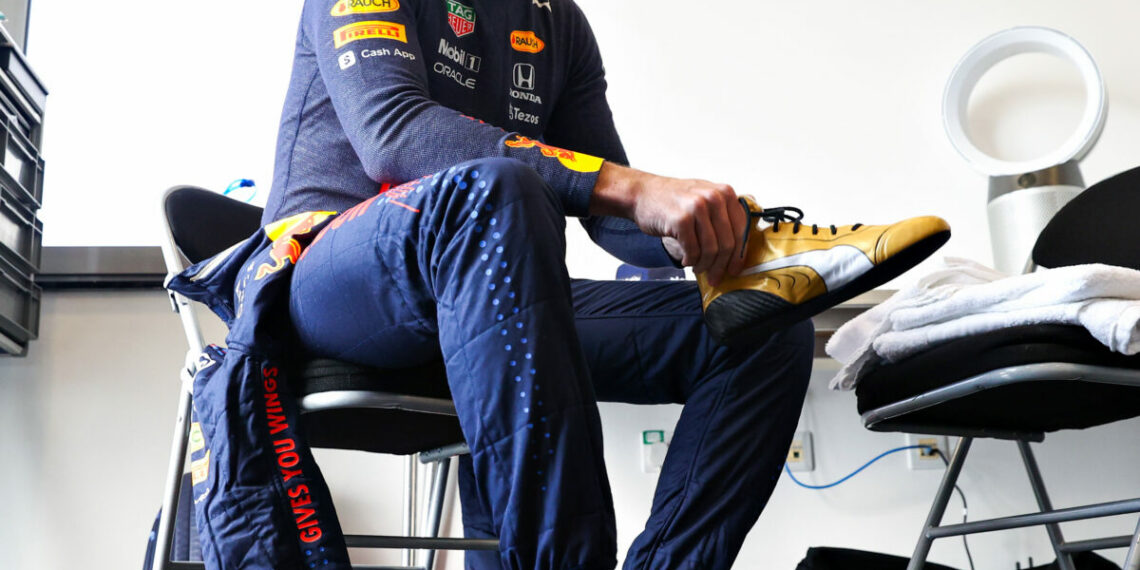 PUMA celebruje tytuł mistrzowski Maxa Verstappena w Formule 1 złotym butem wyścigowym