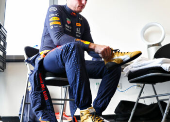 PUMA celebruje tytuł mistrzowski Maxa Verstappena w Formule 1 złotym butem wyścigowym