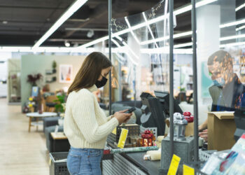 Polacy są za obostrzeniami – sklepy mogą je wprowadzić w przyjazny dla klientów sposób