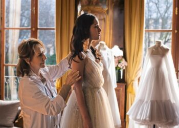 „Z miłości do mody” to opowieść, której akcja toczy się w samym sercu paryskiej mody sygnowanej przez Christiana Diora. Zobacz zwiastun niezwykle kobiecego filmu o nadziei, szansie i pięknie!