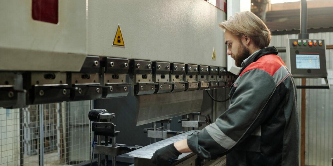 Produkcja przemysłowa: co trzecia firma chce zatrudniać nowych pracowników, co trzynasta redukować etaty