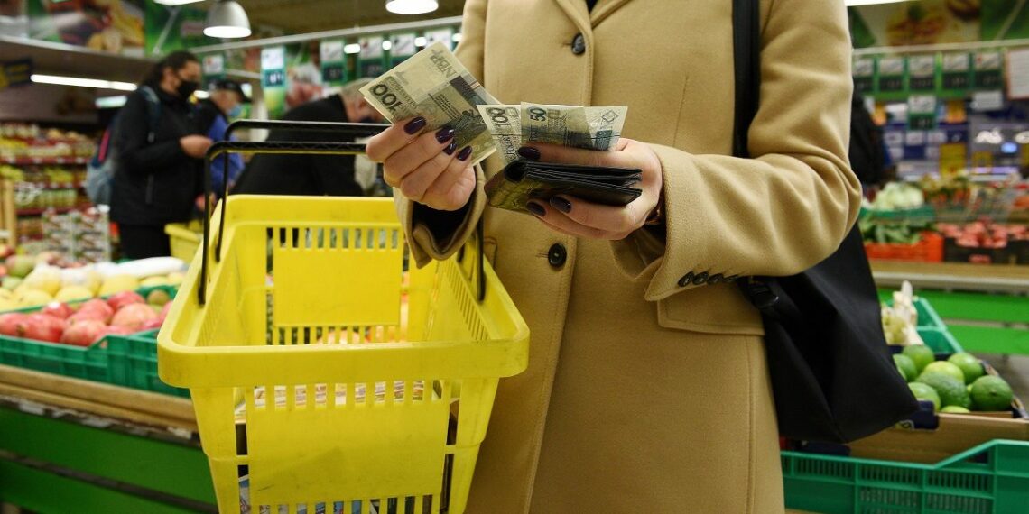 Ponad 33 proc. Polaków uważa, że ceny w sklepach przestały rosnąć lub zaczęły spadać [BADANIE]