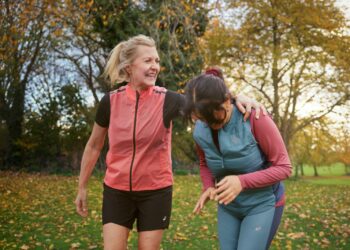 Globalne badanie ASICS odkrywa związek pomiędzy aktywnością fizyczną nastolatków a zdrowiem psychicznym w wieku dorosłym